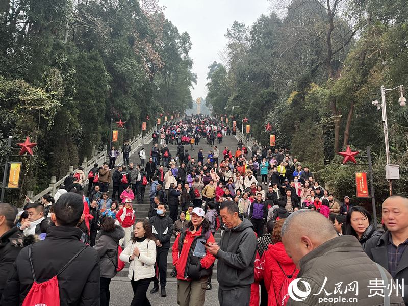 2000余人參加迎新登高活動。人民網 李麗萍攝