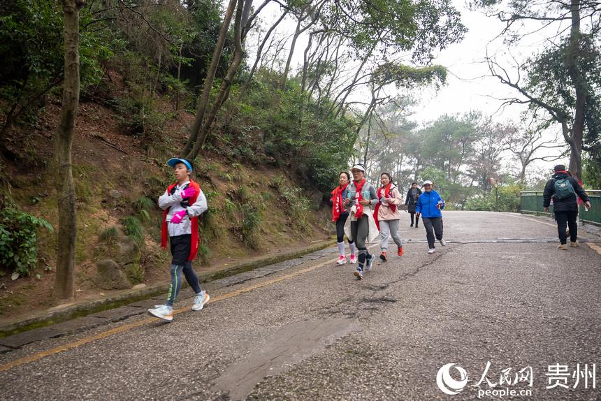市民參與貴陽貴安第53屆全民健身登高迎新跑。人民網記者 涂敏攝