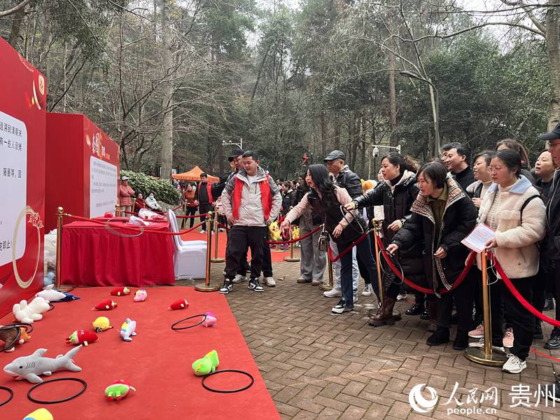 2.市民參加套圈活動(dòng)。人民網(wǎng) 李麗萍攝