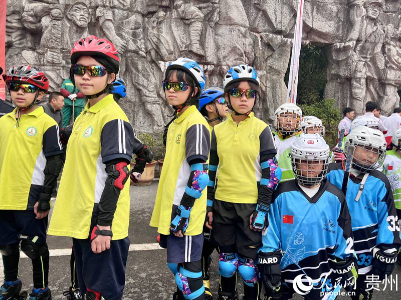 3.小朋友正在作表演候場(chǎng)。人民網(wǎng) 李麗萍攝