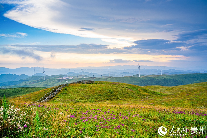 5 貴州省畢節市赫章縣,秋日晚霞下的韭菜坪。人民網記者 涂敏 攝