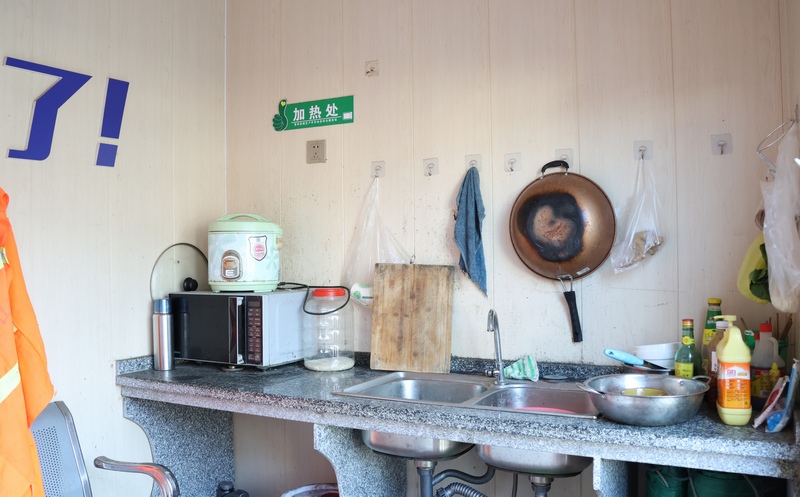 綜合服務站的廚房。