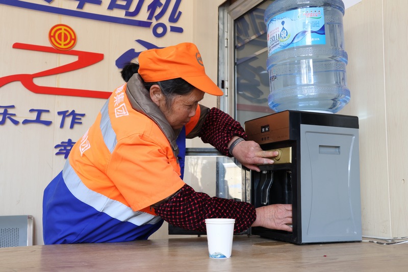 綜合服務站內工人接水喝。