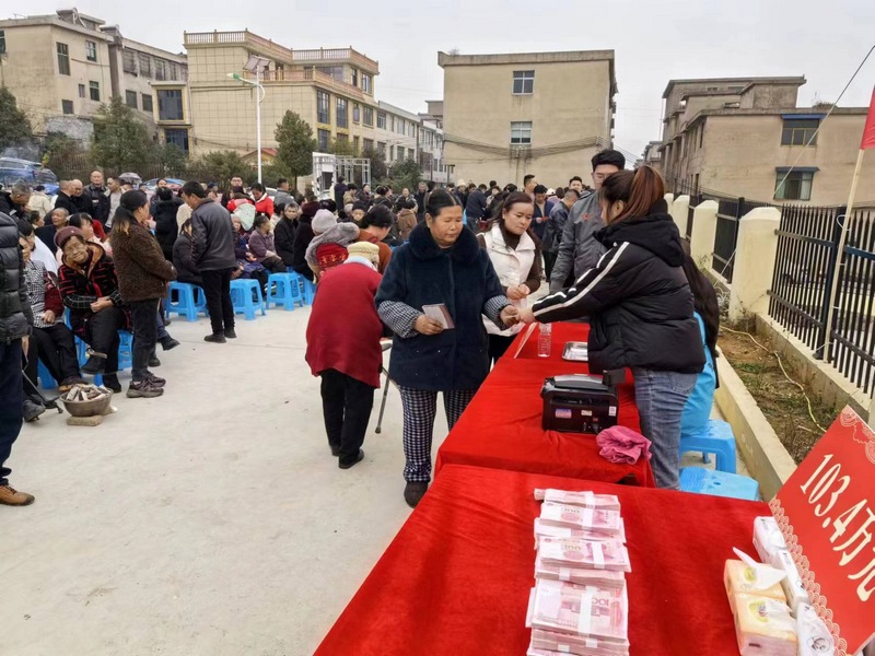 工作人員給村民依次發(fā)放獎金。李萬杰攝.jpg