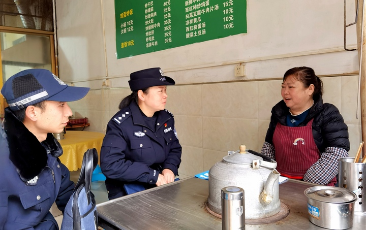 秦童玲與群眾交流了解情況。