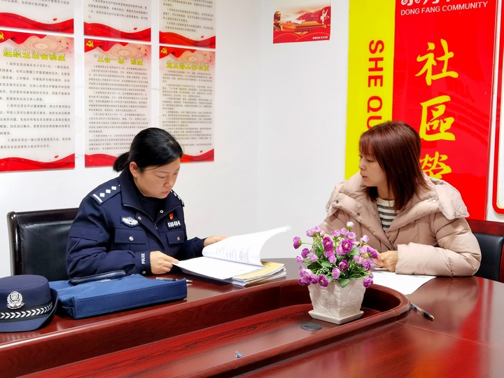 秦童玲詢問群眾相關信息。