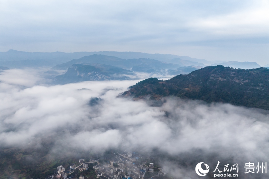 航拍云霧繚繞的石阡縣。人民網(wǎng)記者 涂敏攝