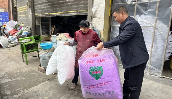 習水縣馬臨街道：寒冬送溫暖 關愛暖人心