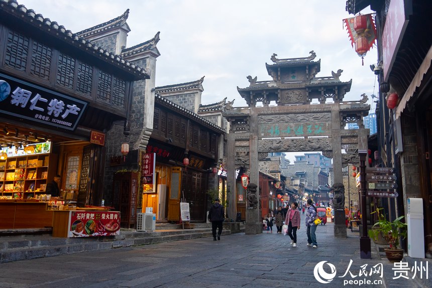 游客在古城內游覽。人民網記者 涂敏攝