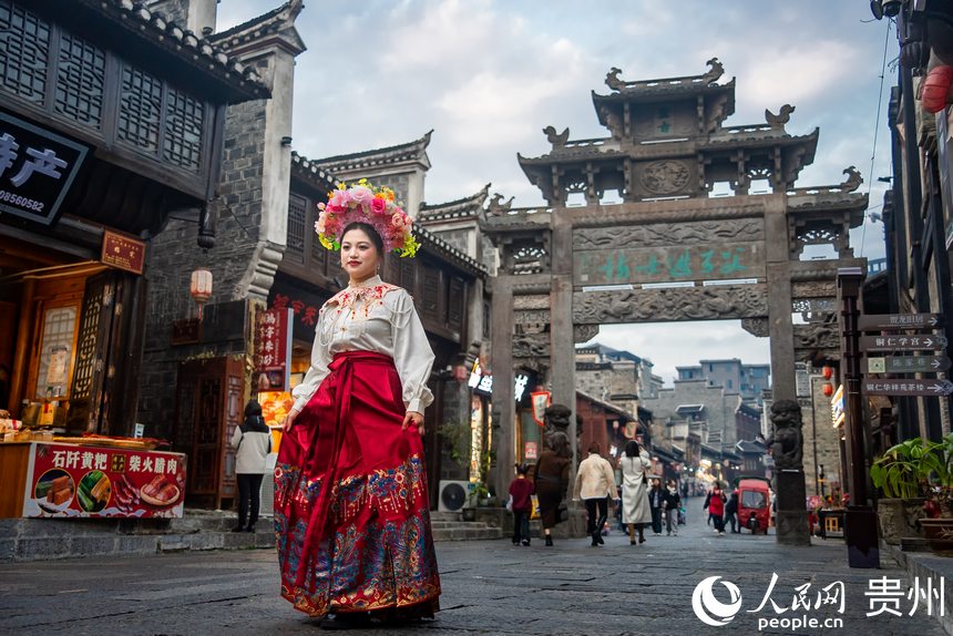 游客在古城內拍照。人民網記者 涂敏攝