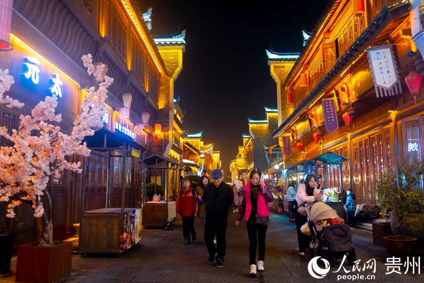 游客在古城內游覽。人民網記者 涂敏攝