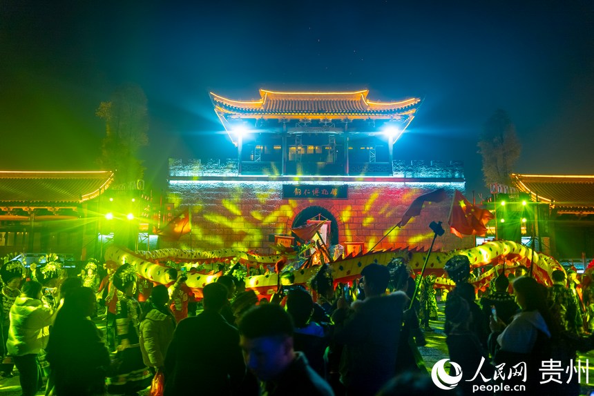 古城內的民俗表演。人民網記者 涂敏攝