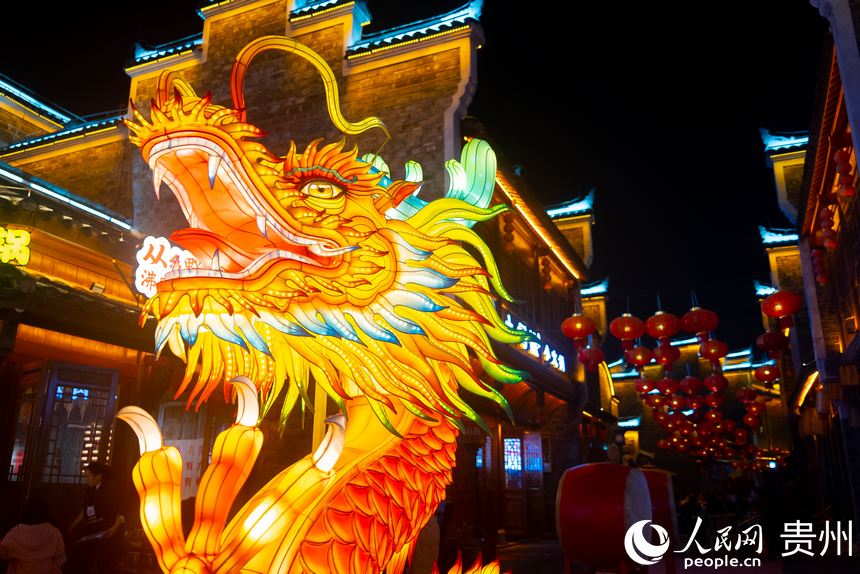 古城內的龍燈。人民網記者 涂敏攝