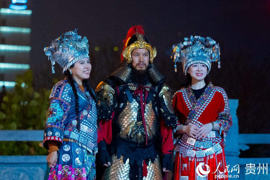 游客在古城內(nèi)拍照。人民網(wǎng)記者 涂敏攝