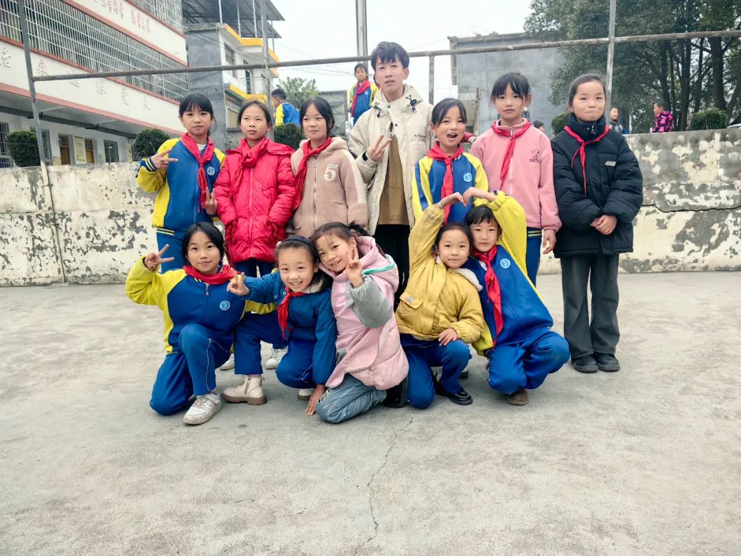 王佳佳和“舞團”的孩子們。王佳佳供圖