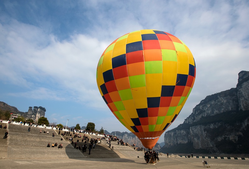 2游客在烏江源百里畫廊貴州省黔西市新仁苗族鄉(xiāng)化屋村碼頭廣場(chǎng)體驗(yàn)乘坐熱氣球（貴州省文旅廳提供）