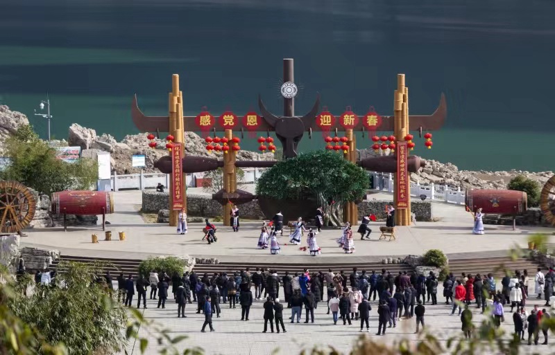 資料圖：貴州省黔西市新仁苗族鄉(xiāng)化屋村村民們正在表演苗族歌舞（史開心 攝）