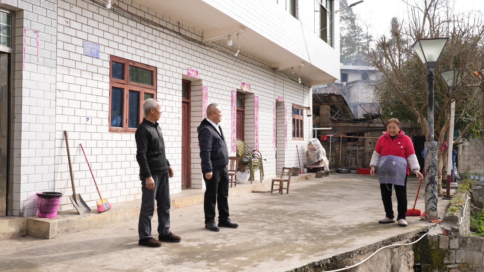 上水村村干部到村民家中了解發展意愿。李錦明攝