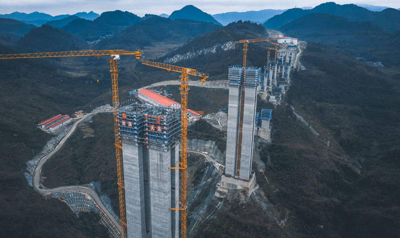 貴平高速南明河特大橋主墩順利封頂。廖迅攝