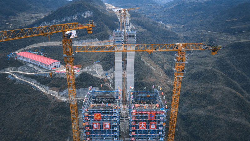 貴平高速南明河特大橋主墩順利封頂。廖迅攝