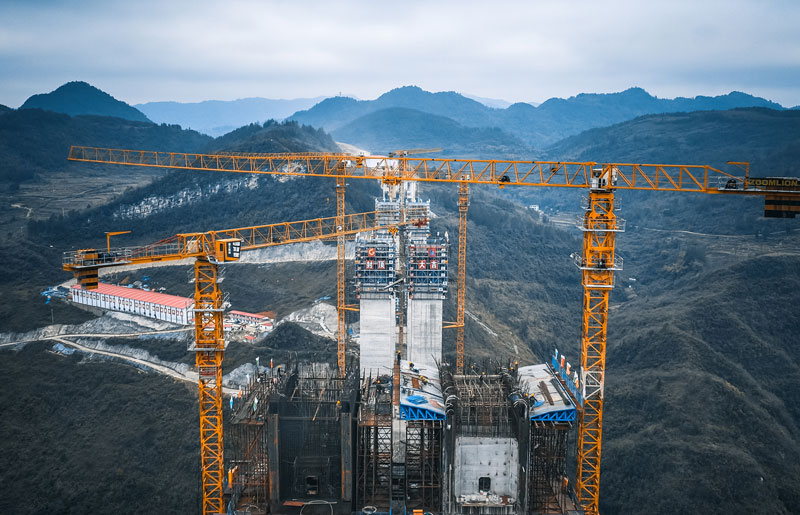 貴平高速南明河特大橋主墩順利封頂。廖迅攝