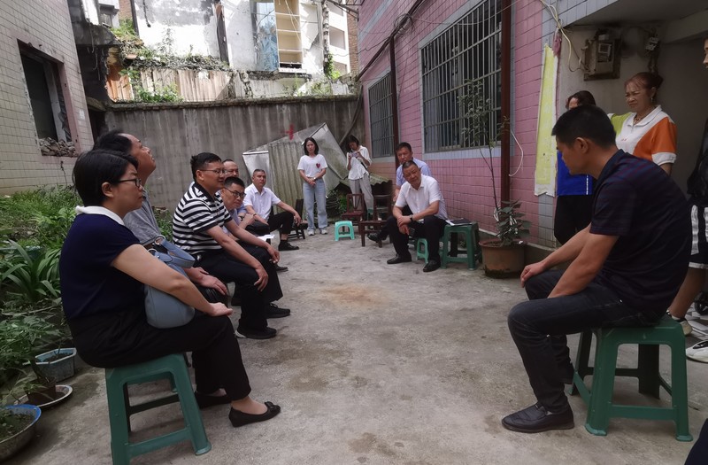 對網民群眾提出的問題進行現場調研 貴州省政府辦公廳供圖