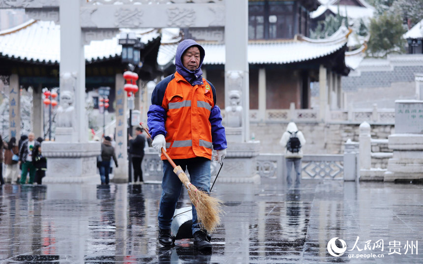 環(huán)衛(wèi)工人雪天維護(hù)公共衛(wèi)生清潔。人民網(wǎng) 顧蘭云攝