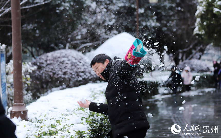 市民在打雪仗。人民網(wǎng) 顧蘭云攝