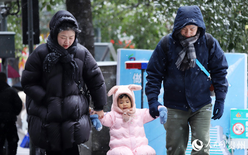 市民在雪中漫步。人民網 顧蘭云攝