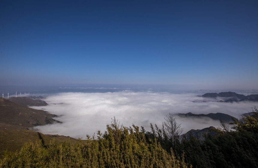 日前，一場大雪使赫章縣阿西里西景區銀裝素裹。這是雪后阿西里西大韭菜坪景區云海奇觀。李學友攝