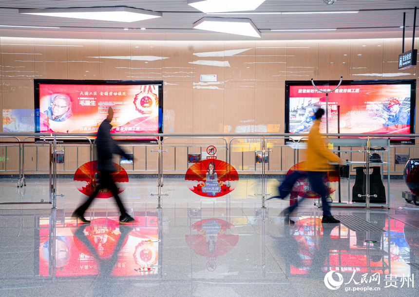 車站燈箱內(nèi)展示著勞模工匠的感人事跡。人民網(wǎng) 陽茜攝