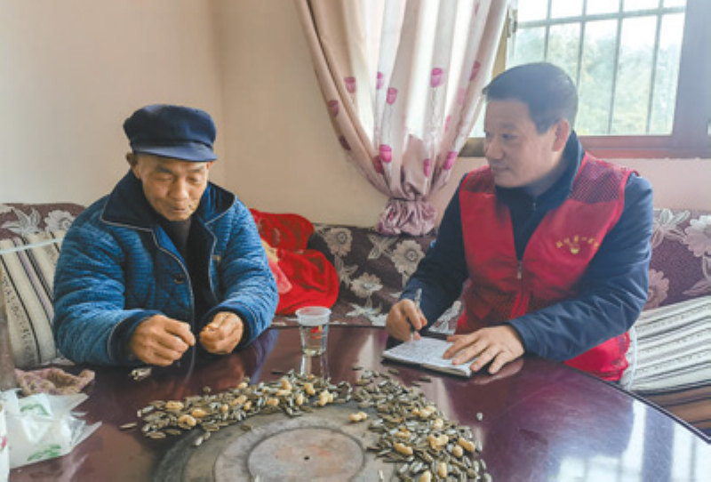 劉德耀（右）在村民家走訪。