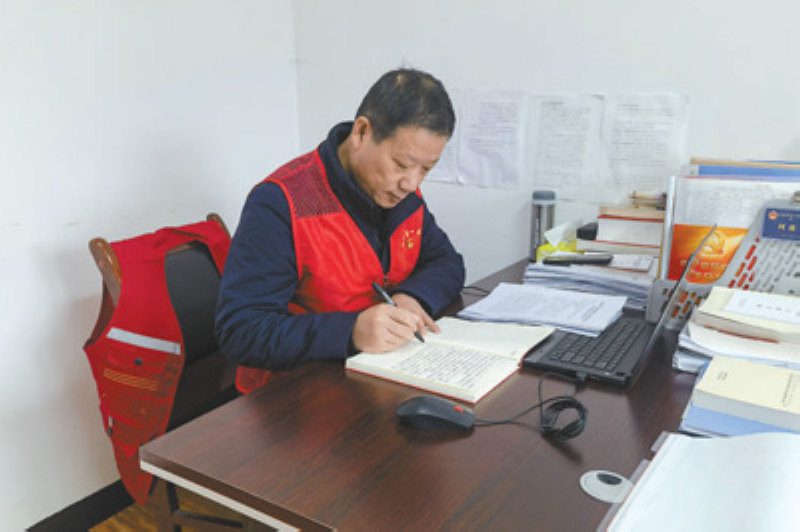 劉德耀梳理總結駐村工作。