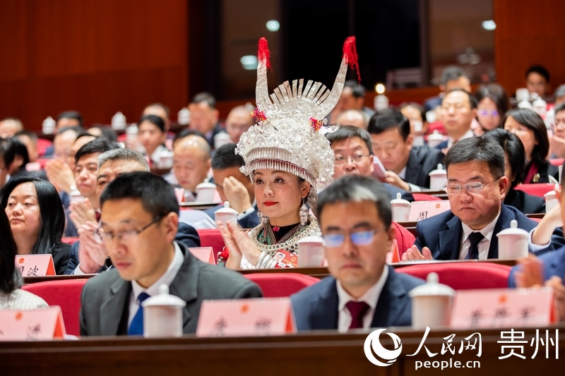 與會人員聆聽政府工作報告。