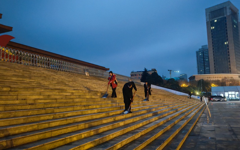 貴州飯店公共區域保潔人員及時清掃主要通道上的積雪，保障行路安全。  貴旅集團黨委宣傳部 供圖