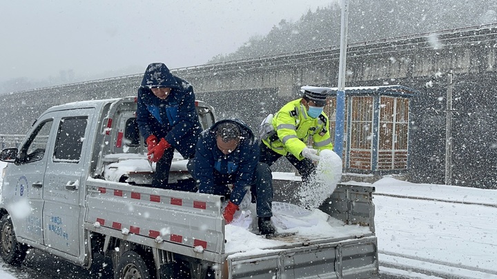 撒鹽除冰保暢通。