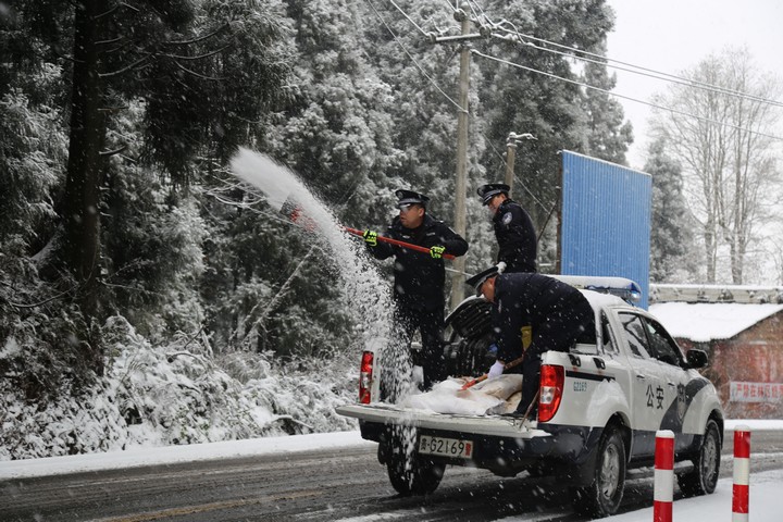 撒鹽除冰保暢通。