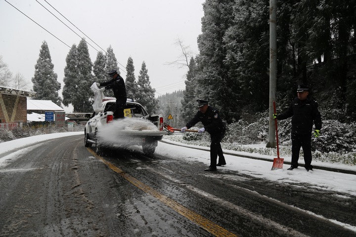 撒鹽除冰保暢通。