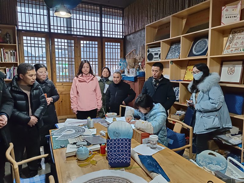 調研社區工作。