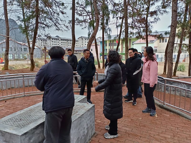 調(diào)研社區(qū)工作。