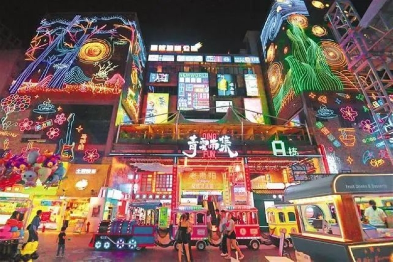 市民、游客在青云市集休閑游玩。趙松攝