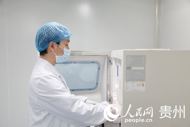 貴州警察學院司法鑒定中心人員在開展實驗。人民網 龍章榆攝