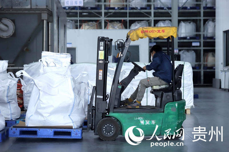 貴州安達科技新能源電池材料生產(chǎn)車間。人民網(wǎng) 顧蘭云攝