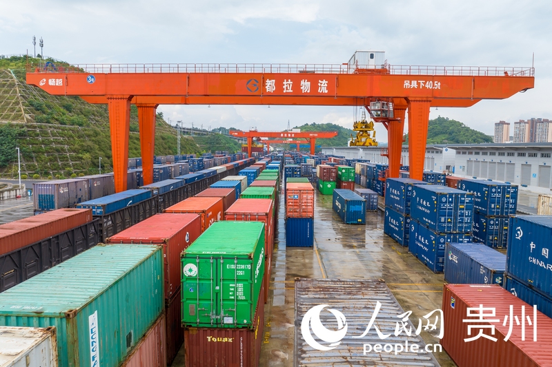 貴陽國際陸港內(nèi)來往貴陽的貨物集裝箱。人民網(wǎng) 涂敏攝