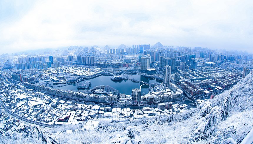 俯瞰六盤水雪景。趙樺攝