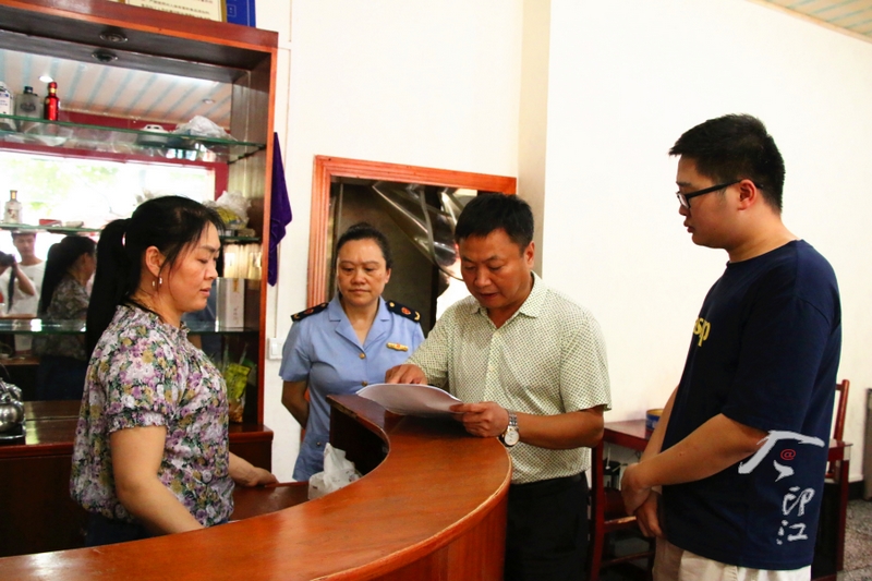 酒店及餐館簽訂不承辦違規酒席《承諾書》。