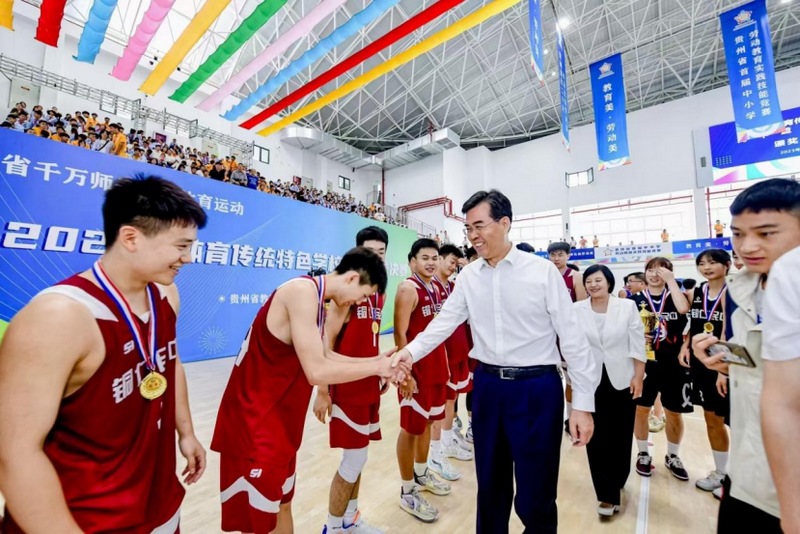 7月4日，貴州省首屆中小學勞動教育實踐技能省級競賽在貴州工業(yè)職業(yè)技術(shù)學院舉行。省委副書記、省長李炳軍現(xiàn)場巡視競賽情況，省人民政府副省長張敬平出席開幕式。