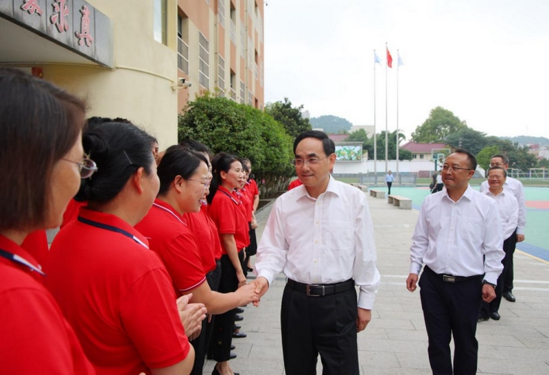 9月8日，在第39個教師節(jié)即將來臨之際，省委書記、省人大常委會主任徐麟在貴陽市調(diào)研教育工作，并看望慰問教師，代表省委、省政府向全省廣大教師和教育工作者致以節(jié)日祝福和誠摯問候。他強調(diào)，要深入學習貫徹習近平總書記關(guān)于建設教育強國的重要論述，加快推進教育現(xiàn)代化，用心用情用力辦好人民滿意的教育，為中國式現(xiàn)代化的貴州實踐提供有力支撐。