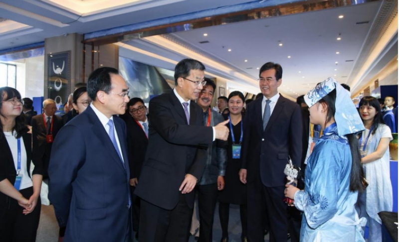 8月29日，教育部黨組書記、部長懷進鵬，省委書記、省人大常委會主任徐麟，省委副書記、省長李炳軍等參觀2023中國-東盟教育交流周產(chǎn)教融合助推貴州產(chǎn)業(yè)發(fā)展“走出去”“引進來”——校農(nóng)、校工、校旅結(jié)合成果展。