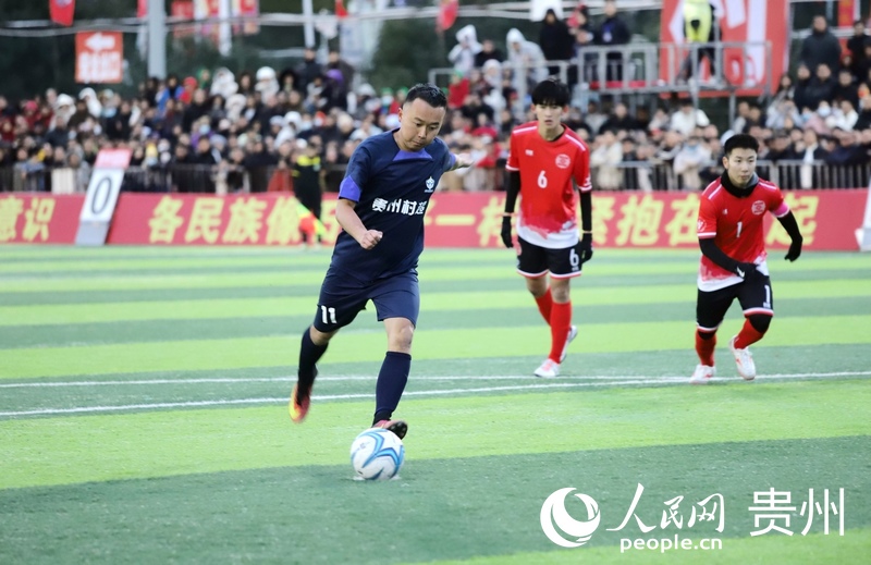 澳門職工聯(lián)隊與貴州村超聯(lián)隊友誼賽。人民網(wǎng) 顧蘭云攝